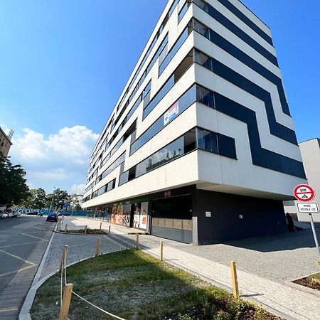 Luxury Pearl With Parking Place In Holesovice Prague Exterior photo